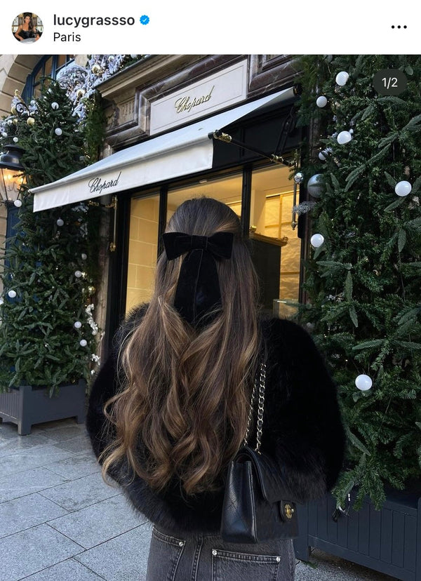 COMME CLARA LUCIANI, POOPI OU LUCY GRASSO : ADOPTEZ LES BARRETTES NŒUD D’ANI ARPÉ, L’ACCESSOIRE STAR DE L’ÉTÉ