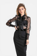 Chemise pour femme en organza de soie, idéale pour accompagner un pantalon en jean décontracté ou sublimer une jupe élégante.